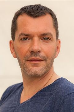 Cédric Monnet interpreta Gardien de musée