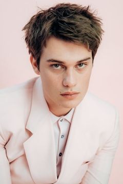 Nicholas Galitzine interpreta Timmy