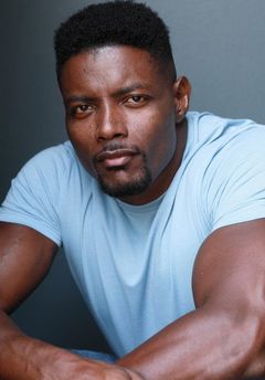 Ricardo Thurmond interpreta Swat Officer
