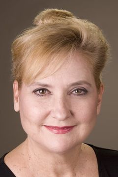 Helen Proimos interpreta Race Fan (uncredited)