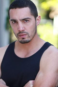 Alejandro Barrios interpreta Latino
