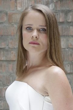 Eszter Csépai interpreta Young girl in female barrack