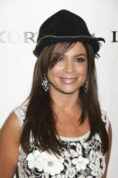 Paula Abdul interpreta Herself - American Idol Judge