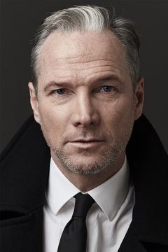 Sean Mahon interpreta Andrew