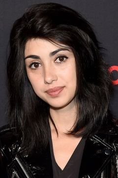 Alexa Mansour interpreta Erica Dunne