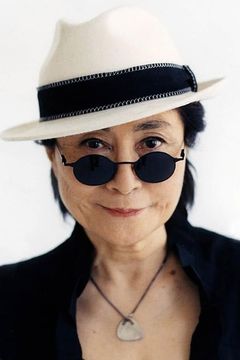Yōko Ono interpreta Herself