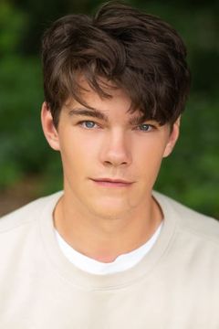 Edward Harper-Jones interpreta Young Amorth
