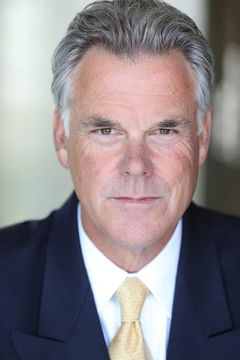 Martin Kildare interpreta News Anchor
