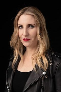 Megan Franich interpreta Iris