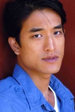 Jack Yang interpreta Garret Bowman