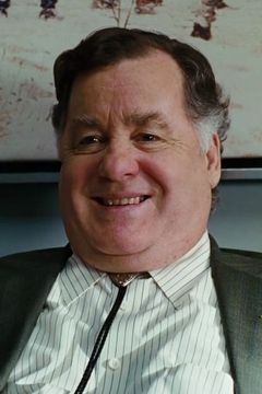 Peter Gerety interpreta Federal Judge