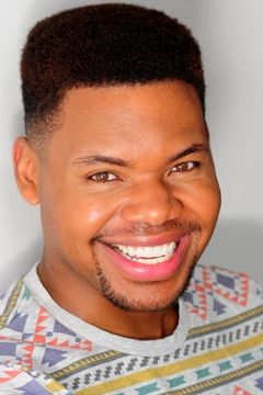 Devere Rogers interpreta Carlos