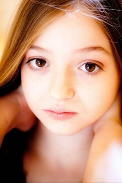 Anna Harr interpreta Zoey