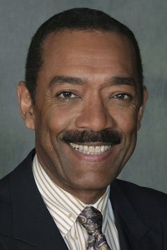 Robert Jordan interpreta Reporter