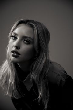 Paige McGarvin interpreta Sarah