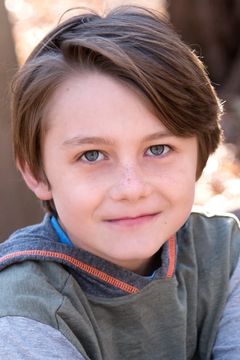 Brady Jenness interpreta Charlie Giroux