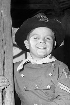 Lee Aaker interpreta Little Boy Spectator (uncredited)