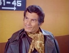 Johnny Haymer interpreta Race Official