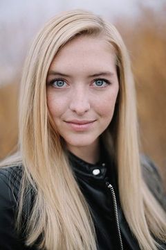 Courtney Coker interpreta Young Agent
