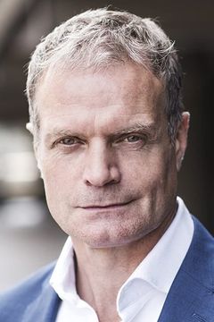Victor Gardener interpreta Crewman
