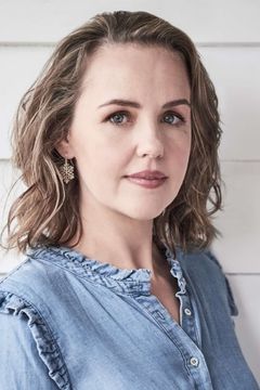 Victoria Thaine interpreta Lena