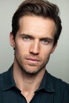 Andrew Cooper interpreta King Alexander