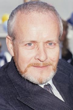 Rod Loomis interpreta TV Director