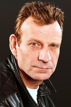Marc Finn interpreta Hitch