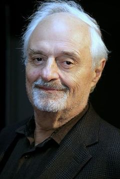Ted Kotcheff interpreta Marty Peretz