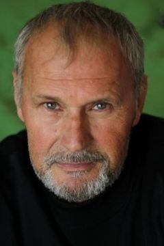 Gilles Geisweiller interpreta French officer