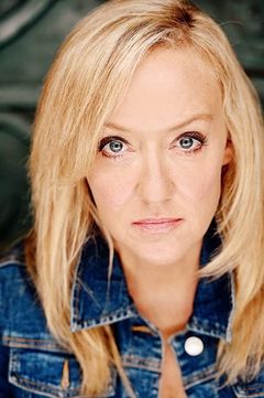 Jane McNeill interpreta Mae