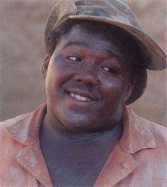 Byron Cotton interpreta Theodore