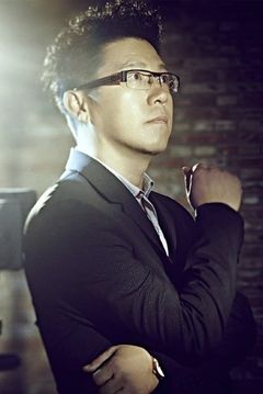 Lin Feng interpreta Captain