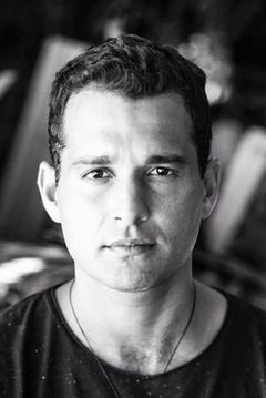 Daniel Ávila interpreta Paulo