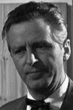 John McLaren interpreta Macabee Senior