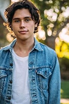 Finn Roberts interpreta Tim Drammer