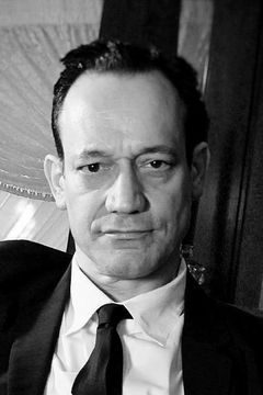 Ted Raimi interpreta Emergency Room Attendant