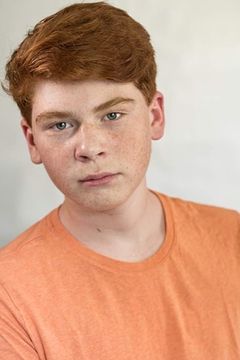 Carson Holmes interpreta Three Langmore