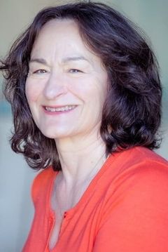 Cathy Cerda interpreta Claude, the grandmother (voice)