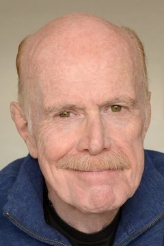 Kenneth Kimmins interpreta Associate Producer