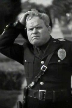 Harry Bernard interpreta Policeman (uncredited)