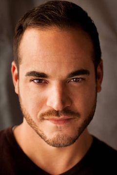 Nicolas Torrens interpreta Server Hallway Security Guard #2