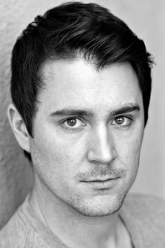 Chris Sunley interpreta Grave Policeman