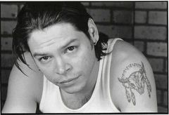 Christopher Rivera interpreta Party Guy