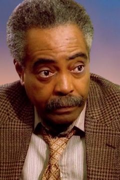 Gilbert Lewis interpreta Judge Ryland