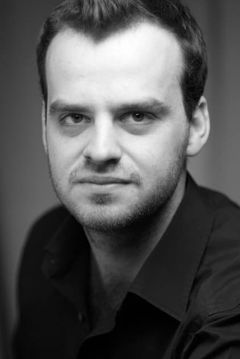 Joshua Higgott interpreta Assistant (Dr. James)