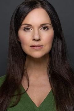 Becki Hayes interpreta Larisa Burman
