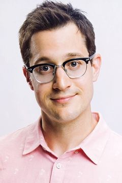 Dan Levy interpreta Frat House MC