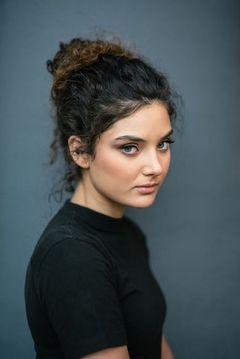 Luca Sardelis interpreta Smirking Schoolgirl #1