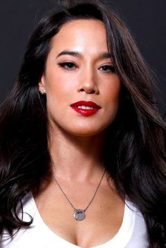 Mylène Dinh-Robic interpreta Dr. Olivia Fawcett